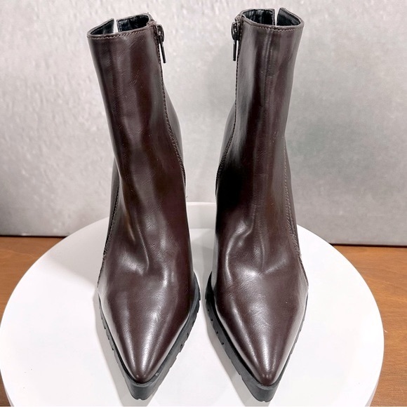 🌸CHARLES BY CHARLES DAVID🌸 Dominate Pointed Toe Ankle Boots Size: 6 - Picture 3 of 7